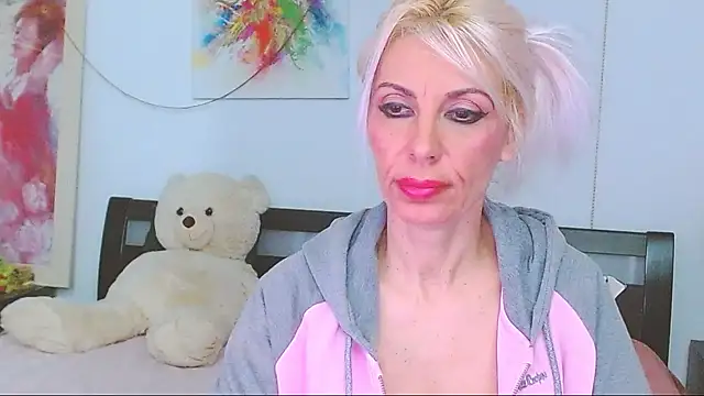 HoneyLara online show from 11.19.25