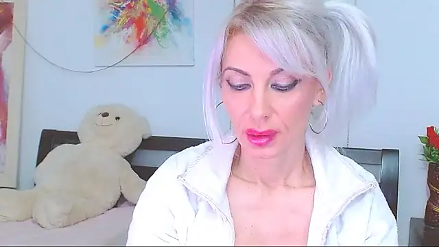 HoneyLara online show from 02.04.26