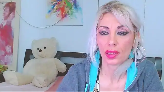 HoneyLara online show from 03.02.26