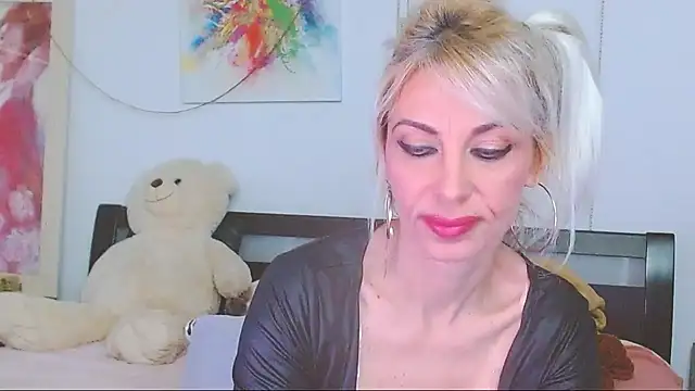 HoneyLara online show from 04.18.26