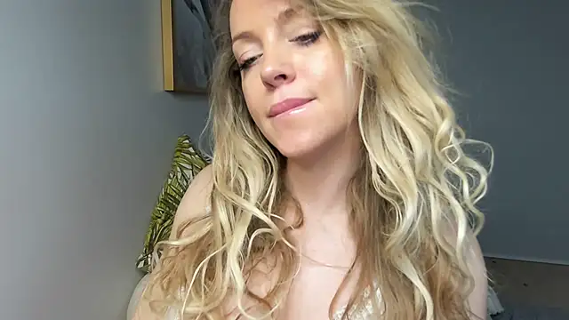 Snapshot of BelieveinEmliy chatting on 12.30.24 BelieveinEmliy online show from 12.30.24