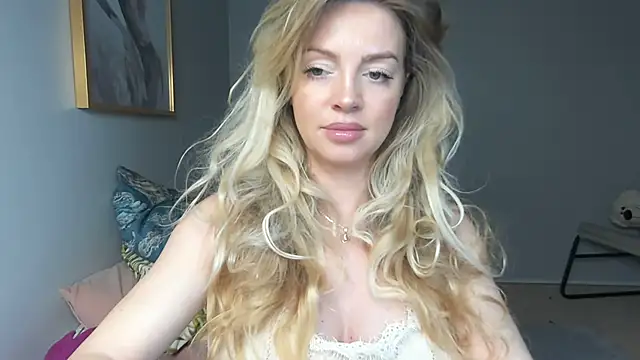 Snapshot of BelieveinEmliy chatting on 01.12.25 BelieveinEmliy online show from 01.12.25