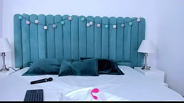 marianaaguii online show from 12.30.24