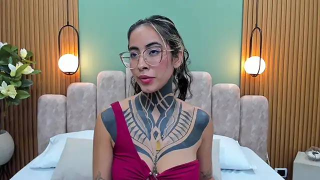 Snapshot of NicoleBlum chatting on 03.11.25 NicoleBlum online show from 03.11.25