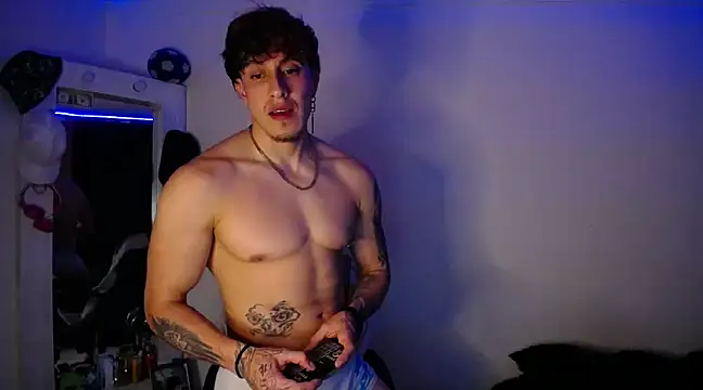 Snapshot of strongboy_ chatting on 12.29.24 strongboy online show from 12.29.24