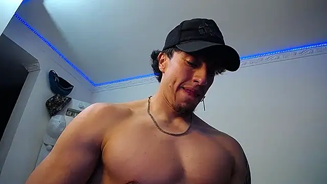 Snapshot of strongboy_ chatting on 01.25.25 strongboy online show from 01.25.25