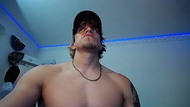 Snapshot of strongboy_ chatting on 03.13.25 strongboy online show from 03.13.25