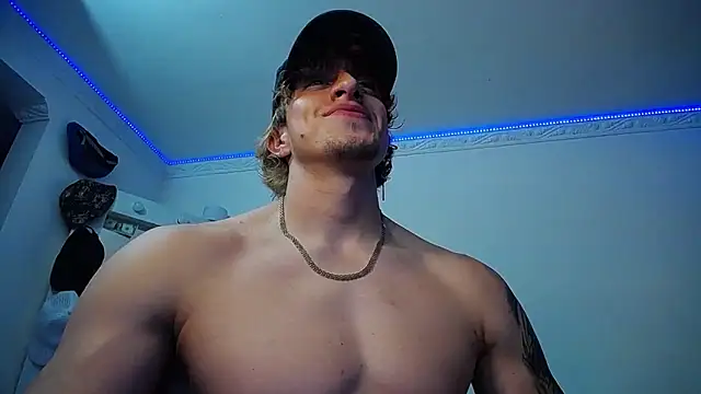 Snapshot of strongboy_ chatting on 03.15.25 strongboy online show from 03.15.25