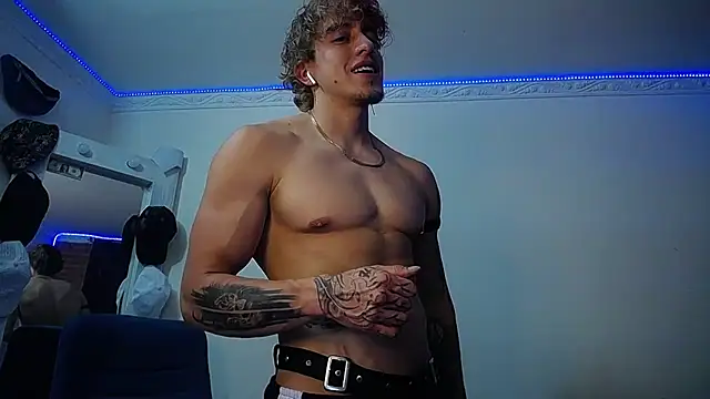 Snapshot of strongboy_ chatting on 03.17.25 strongboy online show from 03.17.25