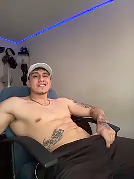 Snapshot of strongboy_ chatting on 05.11.26 strongboy online show from 05.11.26
