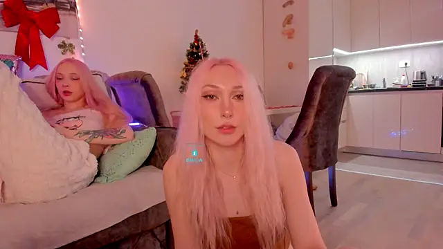 Snapshot of AlexRoseLiRed chatting on 01.04.25 AlexRoseLiRed online show from 01.04.25