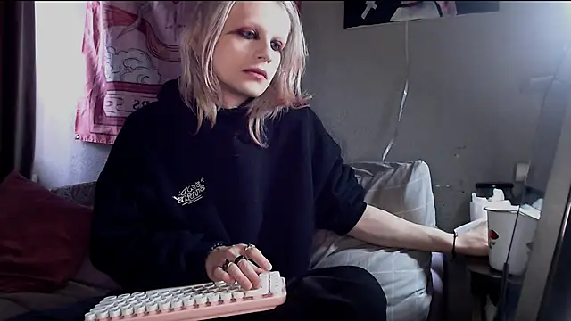 Alien Bella online show from 03.20.26