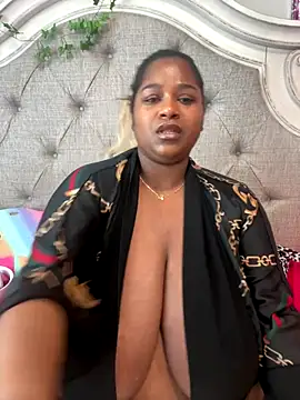 Snapshot of BigFineSelena chatting on 12.14.25 BigFineSelena online show from 12.14.25