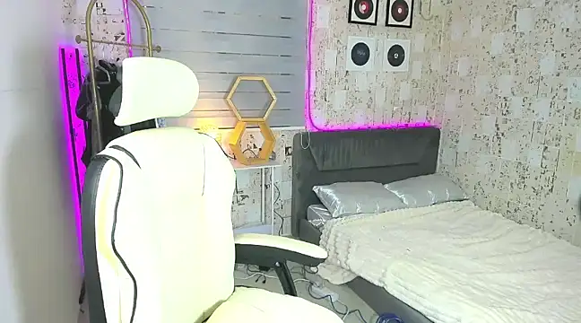 Snapshot of AlexandraMooree chatting on 01.13.25 AlexandraMooree online show from 01.13.25