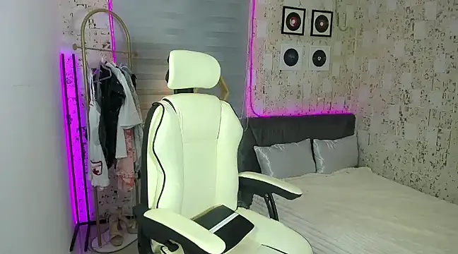 Snapshot of AlexandraMooree chatting on 01.17.25 AlexandraMooree online show from 01.17.25