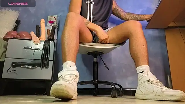 TomLover 12 online show from 04.15.26