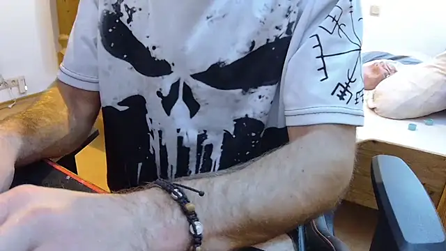 Snapshot of KmlBI26 chatting on 10.28.25 KmlBI26 online show from 10.28.25