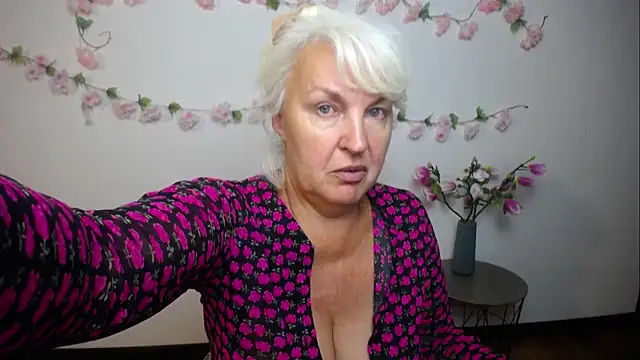 Snapshot of BlondyLeeBest chatting on 09.19.25 BlondyLeeBest online show from 09.19.25