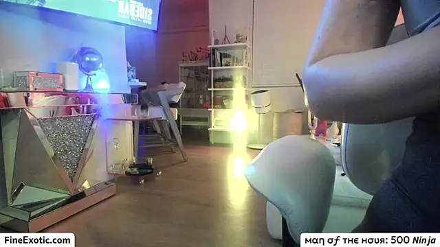 Snapshot of Vesaaa chatting on 02.19.25 Vesaaa online show from 02.19.25