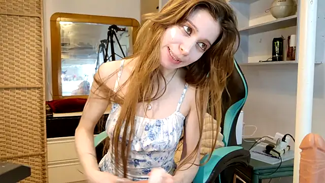 Snapshot of Miaelis chatting on 04.24.26 Miaelis online show from 04.24.26