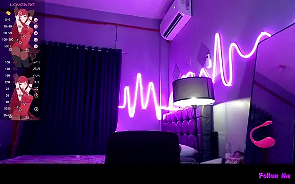 Snapshot of DivaMooree chatting on 10.05.25 DivaMooree online show from 10.05.25