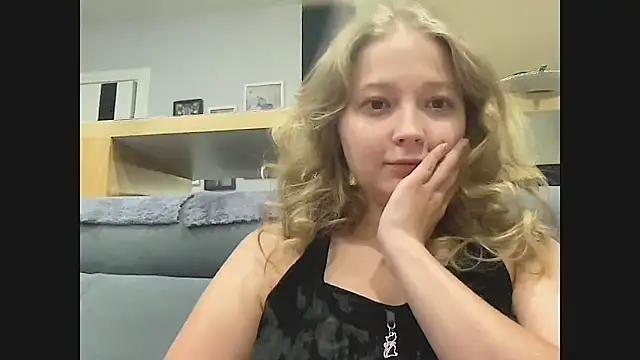 Snapshot of CharmingSarah chatting on 09.25.25 CharmingSarah online show from 09.25.25