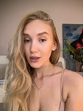 Snapshot of MariaTull chatting on 10.15.25 MariaTull online show from 10.15.25