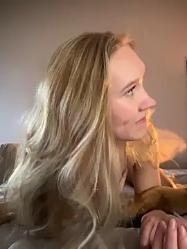 Snapshot of MariaTull chatting on 10.19.25 MariaTull online show from 10.19.25