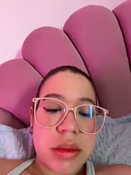 Snapshot of Lucyklein2022 chatting on 04.19.26 Lucyklein2022 online show from 04.19.26
