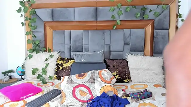 BellaKarla online show from 03.10.25