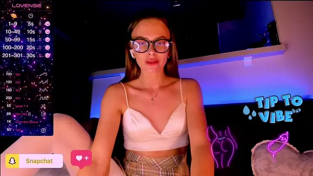 Snapshot of madina_taher chatting on 02.17.25 madina taher online show from 02.17.25