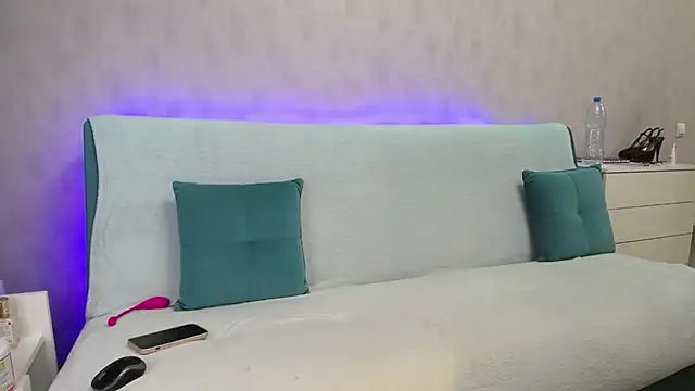 Snapshot of LindyVSAndy chatting on 11.08.25 LindyVSAndy online show from 11.08.25