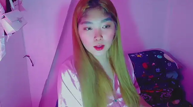 TR4NSCUTI3 online show from 02.17.25