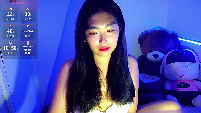 TR4NSCUTI3 online show from 09.14.25