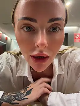 Snapshot of EmaSalis chatting on 07.21.26 EmaSalis online show from 07.21.26