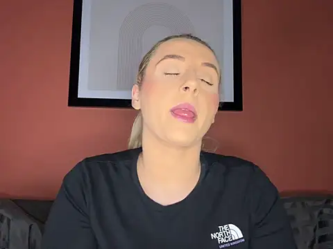 Strongqueen online show from 12.18.24