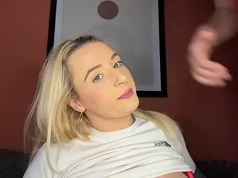 Strongqueen online show from 12.25.24