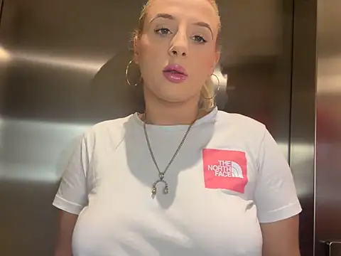 Strongqueen online show from 01.08.25