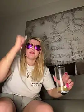 Strongqueen online show from 01.15.25