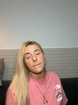 Snapshot of Strongqueen chatting on 05.22.26 Strongqueen online show from 05.22.26