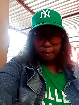 Snapshot of HotAFRICANBEAUTY chatting on 12.22.24 HotAFRICANBEAUTY online show from 12.22.24