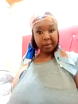 Snapshot of HotAFRICANBEAUTY chatting on 02.15.25 HotAFRICANBEAUTY online show from 02.15.25