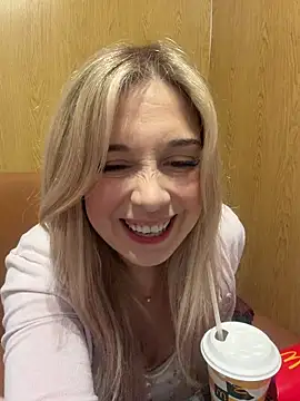 Snapshot of CherryAuroraa chatting on 04.05.26 CherryAuroraa online show from 04.05.26