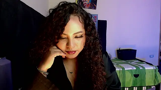 Snapshot of luciana_keating chatting on 06.25.26 luciana keating online show from 06.25.26