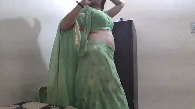 Snapshot of lovelydesi21 chatting on 01.07.26 lovelydesi21 online show from 01.07.26