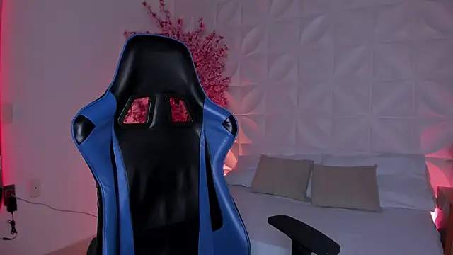 Snapshot of cora_22 chatting on 12.20.25 cora 22 online show from 12.20.25