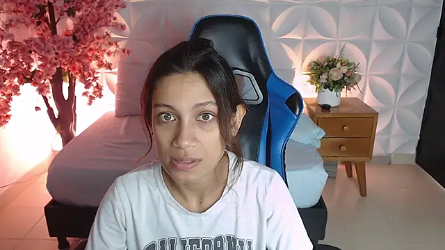 Snapshot of cora_22 chatting on 12.22.25 cora 22 online show from 12.22.25