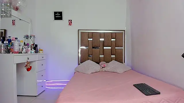 Snapshot of kendall-ewers chatting on 11.29.25 kendall-ewers online show from 11.29.25