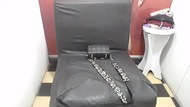 Laura hottt online show from 10.17.25