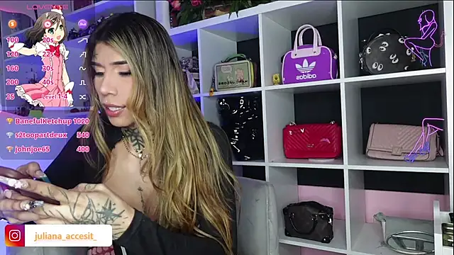 Snapshot of caroline_cossei chatting on 02.15.25 caroline cossei online show from 02.15.25